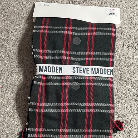 Steve Madden Black and Red Checkered Scarf with Beanie NWT - Picture 5 of 6